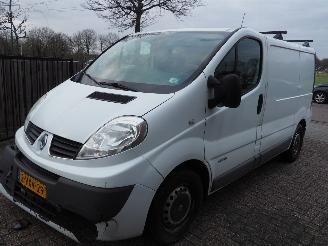 damaged commercial vehicles Renault Trafic 2.0 dci Automaaat 2012/8