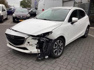 damaged passenger cars Mazda 2  2017/4