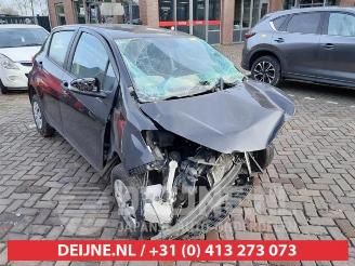 Damaged car Toyota Yaris Yaris III (P13), Hatchback, 2010 / 2020 1.0 12V VVT-i 2015