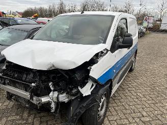 uszkodzony samochody ciężarowe Peugeot Partner 1.5 HDI 2020/2