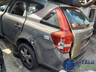 uszkodzony samochody osobowe Kia Cee d Cee'd Sporty Wagon (EDF), Combi, 2007 / 2012 1.4 16V 2011/7