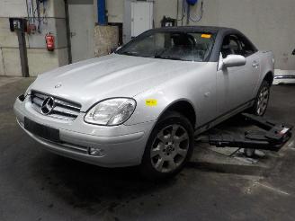 uszkodzony samochody osobowe Mercedes SLK SLK (R170) Cabrio 2.0 200 16V (M111.946) [100kW]  (09-1996/03-2000) 2000/1